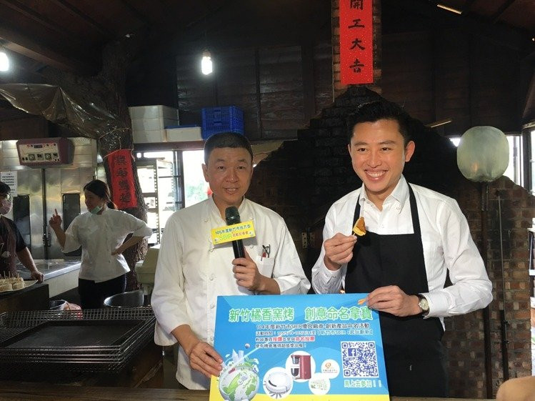 新竹市長林智堅(右)在薪石窯總經理許禮瑩（左）指導之下，親自體驗紅藜米吐司製作。 吳佳汾/攝影